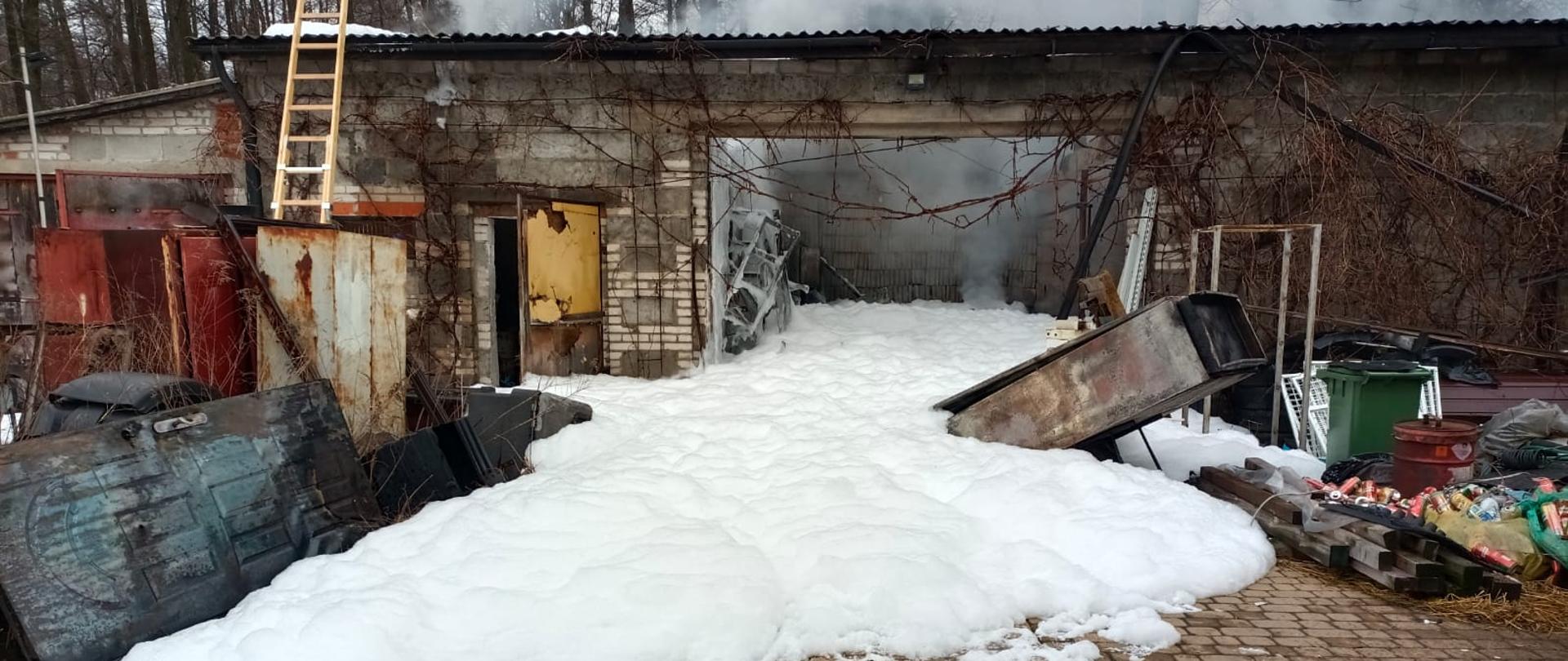 Zakończono działania gaśnicze, na zdjęciu widoczny ugaszony budynek