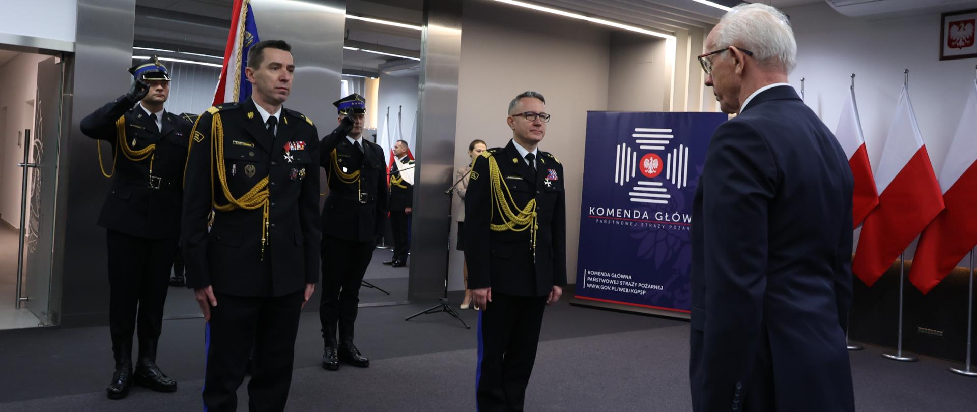 Komendant główny PSP podczas zdania i przejęcia obowiązków 