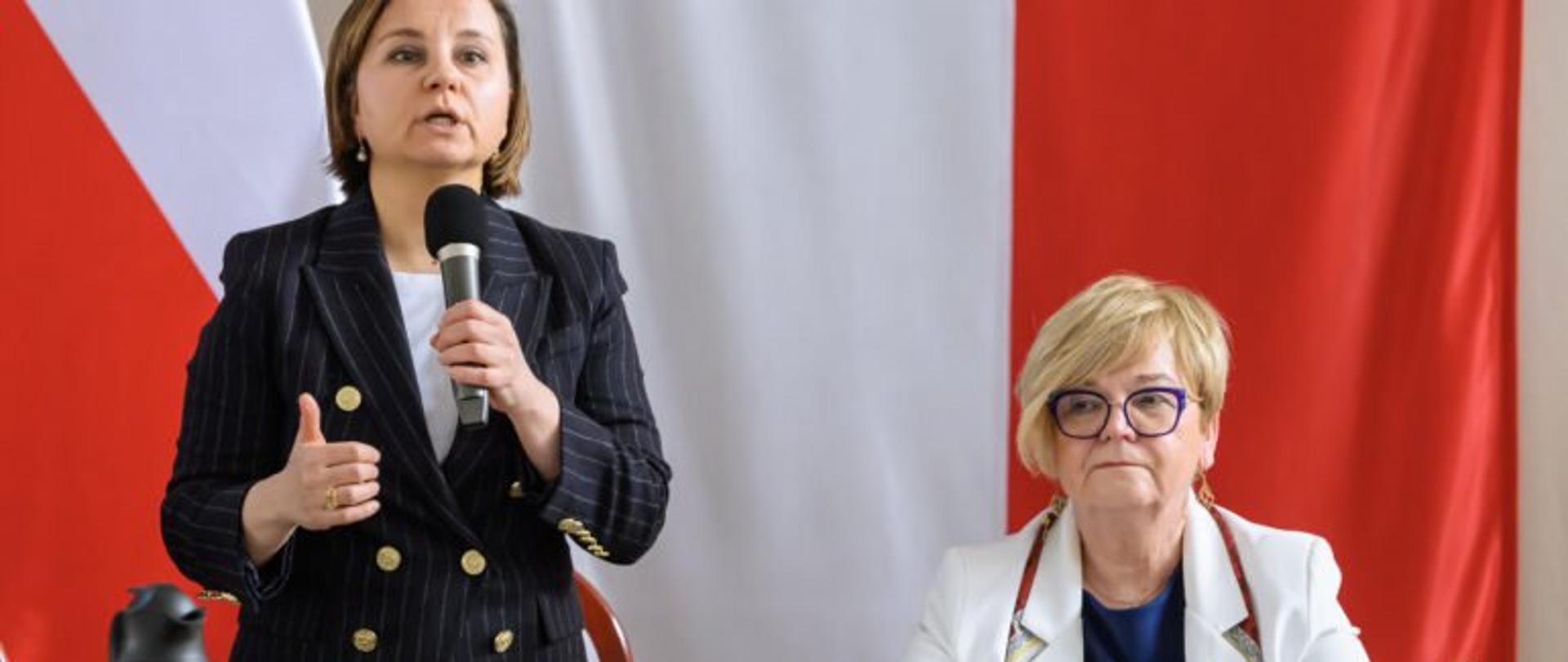 Zdjęcie przedstawia Urszulę Zielińską, Sekretarza Stanu w Ministerstwie Klimatu i Środowiska oraz wojewodę podkarpackiego Teresę Kubas-Hul