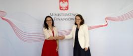 Minister finansów Małgorzata Rzeczkowska i dyrektor Banku Światowego Galina Vincelett na tle baneru MF