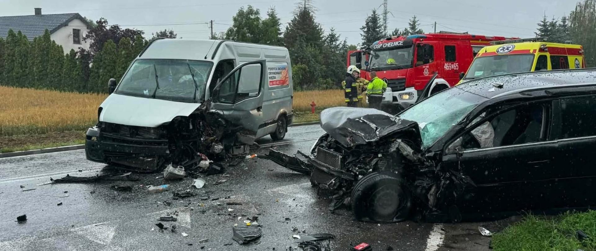 Pojazd osobowy i pojazd dostawczy po zderzeniu na drodze krajowej nr 62 w miejscowości Chełmiczki gm. Kruszwica