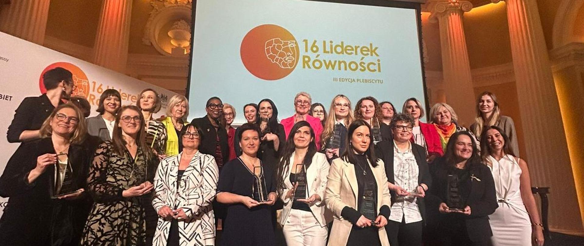 Gala Finałowa III edycji Plebiscytu 16 Liderek Równości - zdjęcie grupowe