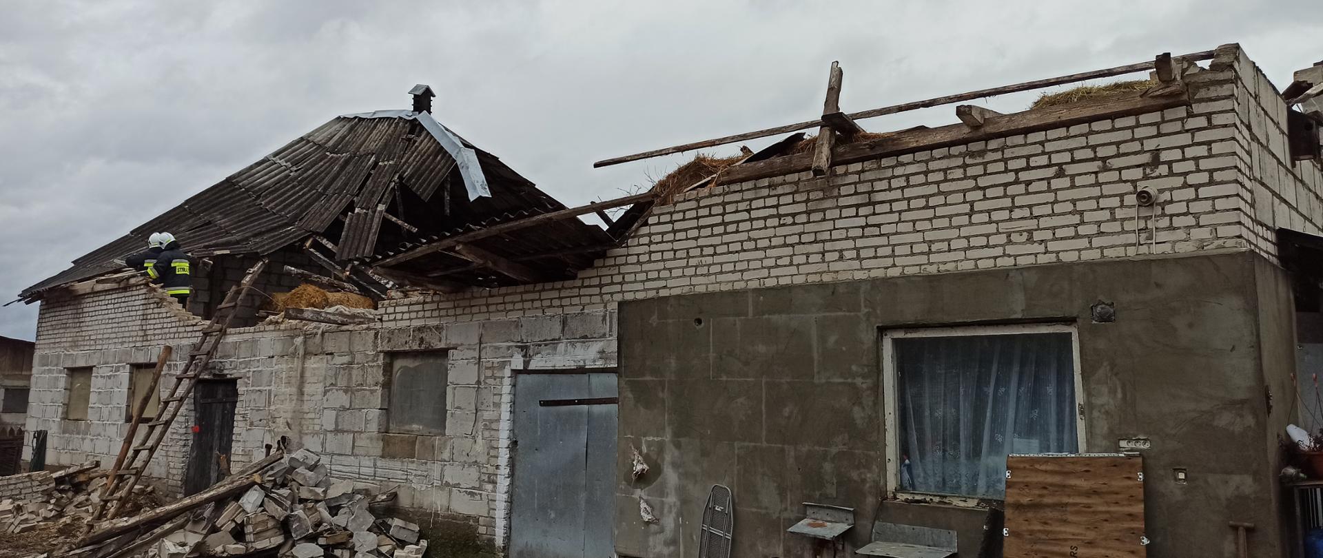 Widać budynek z uszkodzonym dachem.