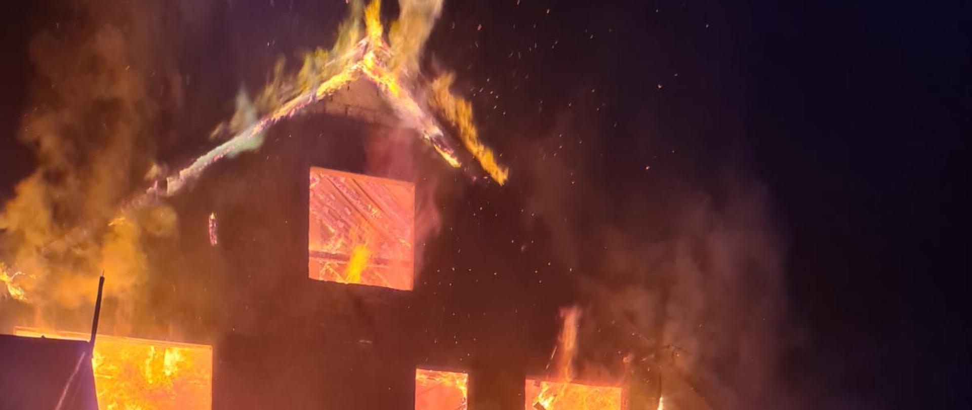 Zdjęcie przedstawia płonący budynek w miejscowości Czchów