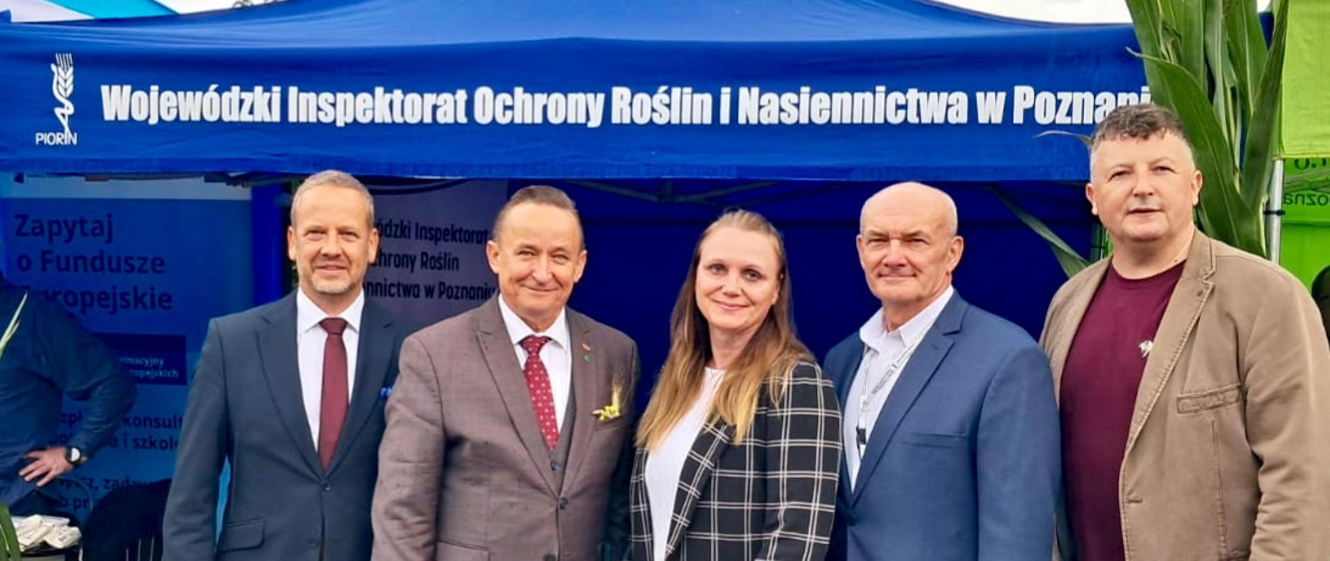 Dożynki w Zakrzewie - stoisko WIORiN w Poznaniu - Wicewojewoda Wielkopolski Jarosław Maciejewski oraz Wojewódzki Inspektor Ochrony Roślin i Nasiennictwa Radosław Grychowski wraz z pracownikami Oddziału w Złotowie