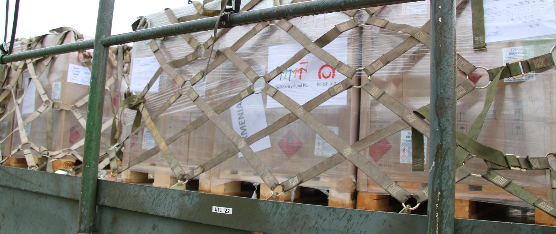 przyczepa załadowana paczkami z logo Polska pomoc i Fundacja Solidarności Międzynarodowej