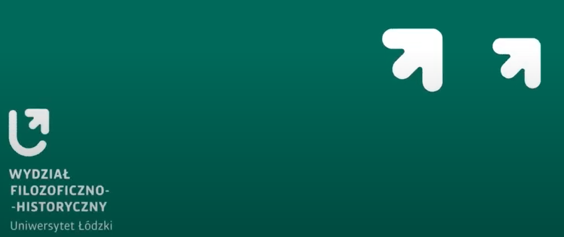 Prostokątny kadr z filmu na temat projektu. Zielone tło. W lewym dolnym biały napis: Wydział Filozoficzno-Historyczny Uniwersytet Łódzki. Nad napisem i w prawym górnym rogu białe elementy graficzne w postaci strzałek