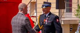 Na zdjęciu gratulacje odbiera Komendant Powiatowy PSP w Pruszczu Gdańskim