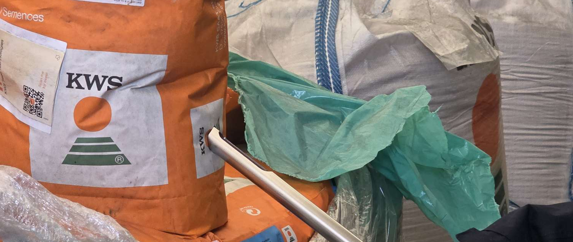 Zdjęcie przedstawia pracownika WIORiN pobierającego próby do oceny okresowej.