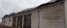 uszkodzony dach w budynku gospodarczym