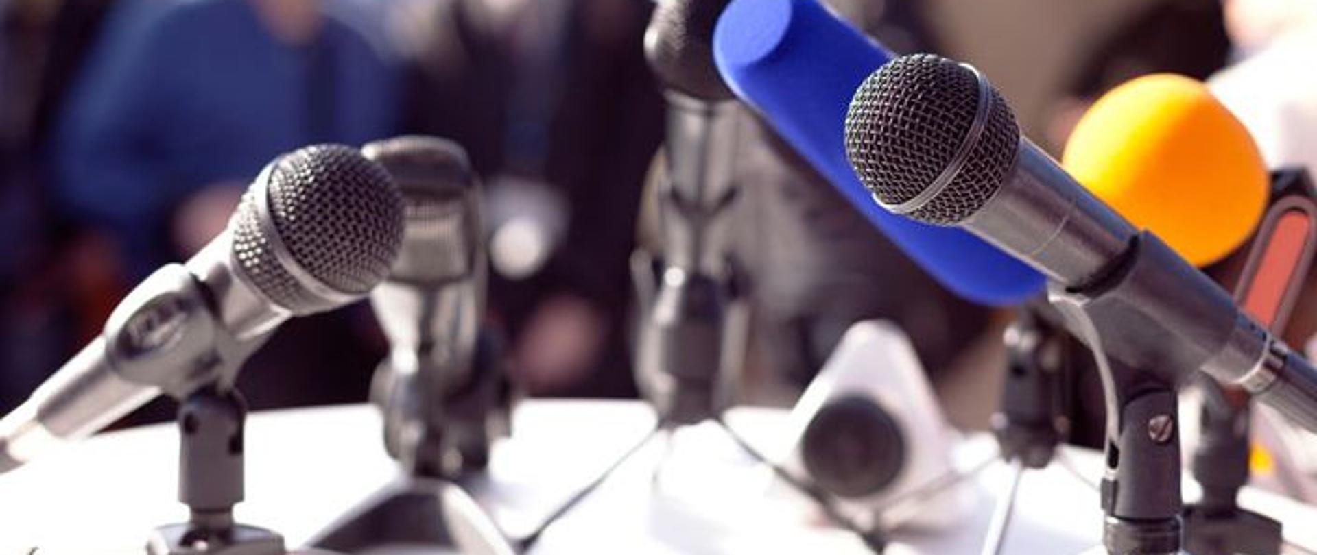 mikrofony stojące na stole