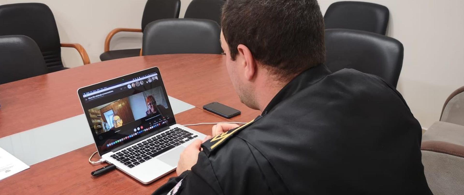 Na zdjęciu widnieje strażak Państwowej Straży Pożarnej w trakcie przeprowadzania zajęć z prewencji społecznej z przedszkolakami. 