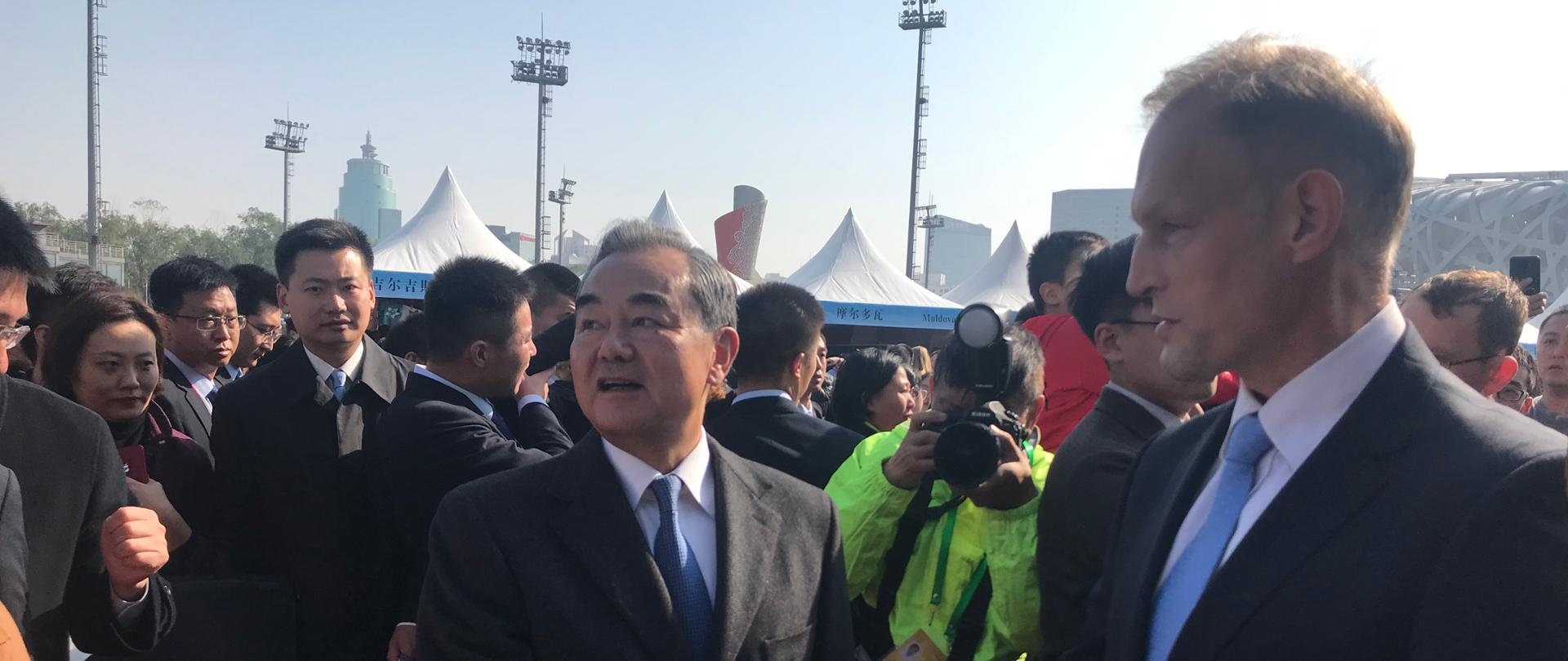 Ambasador_Wojciech_Zajaczkowski_z_Ministrem_Spraw_Zagranicznych_ChRL_Wang_Yi_przy_polskim_stoisku