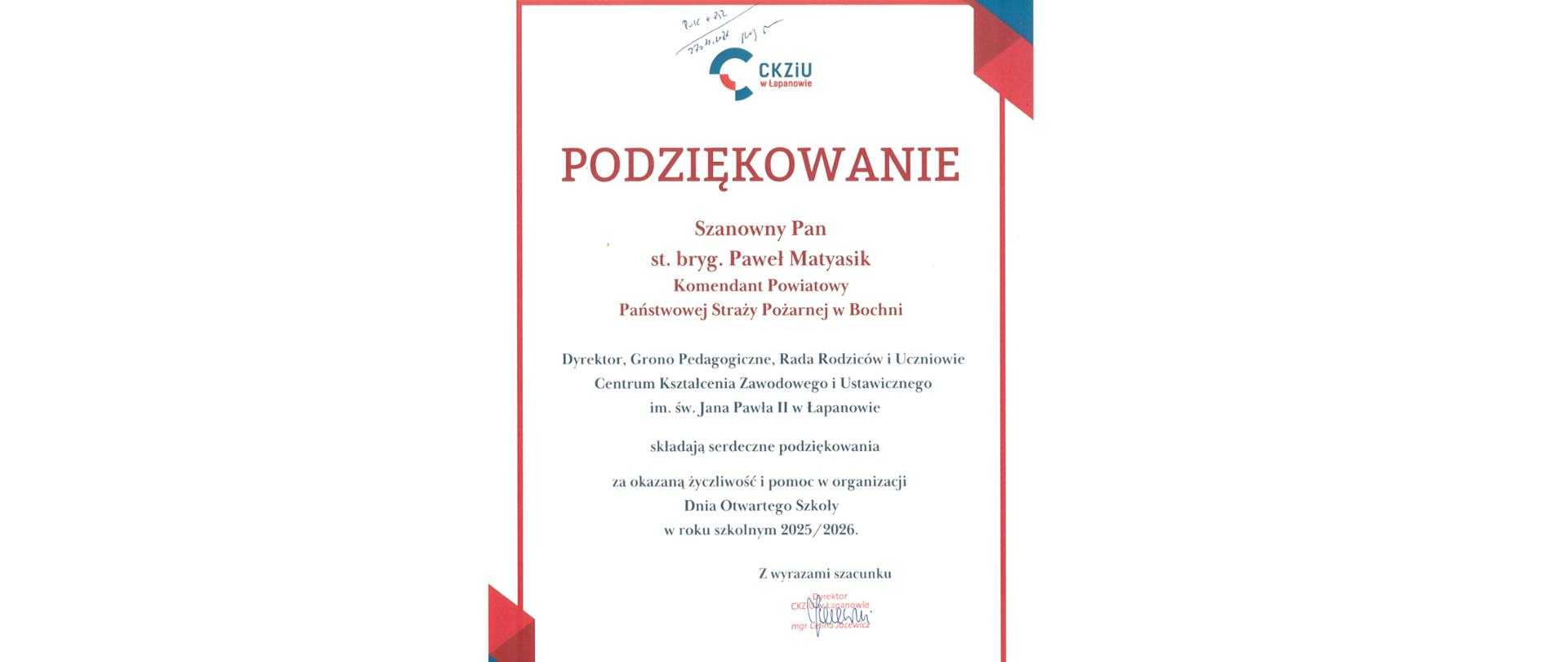 Ilustracja przedstawia podziękowanie dla Komendanta Powiatowego za okazaną życzliwość i pomoc w organizacji Dnia Otwartego Szkoły w roku szkolnym 22025/2026 podpisane przez Dyrektora Szkoły Centrum Kształcenia Zasadniczego i Ustawicznego w Łapanowie Panią Celinę Jacewicz.