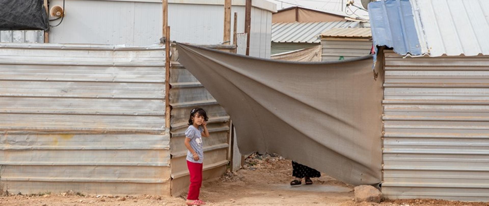 Dziewczynka przed obozem w Jordanii