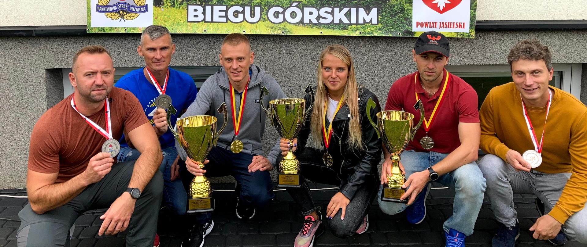 Zdjęcie przedstawia Pięciu mężczyzna i jedną kobietę - reprezentację woj. kujawsko pomorskiego w biegach górskich.