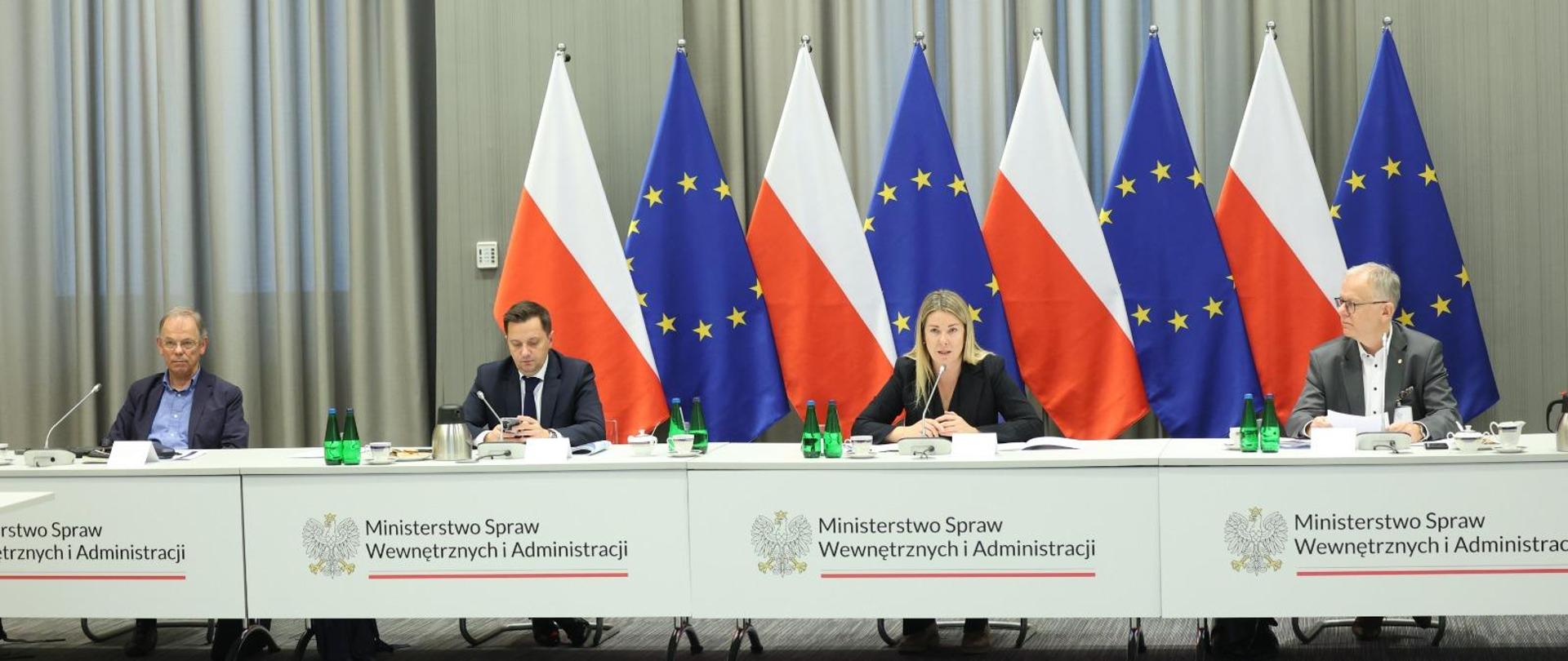 6.11.2025 r. odbyło się pierwsze posiedzenie zespołu doradczego ds. odporności po powodzi, zagospodarowania przestrzennego oraz urbanistyki terenów popowodziowych. Podczas spotkania zaprezentowano rekomendowany wariant zabezpieczeń przeciwpowodziowych dla terenów województwa dolnośląskiego położonych nad rzeką Białą Lądecką i jej dopływami.