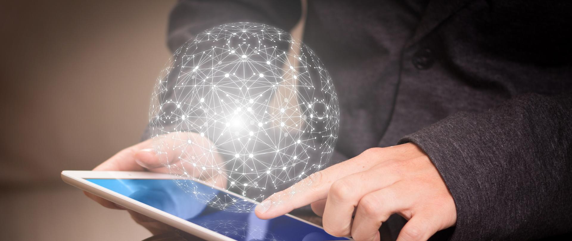 Człowiek pracujący na tablecie. 