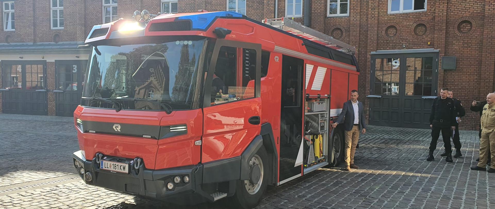 prezentacja pojazdu ratowniczego Rosenbauer