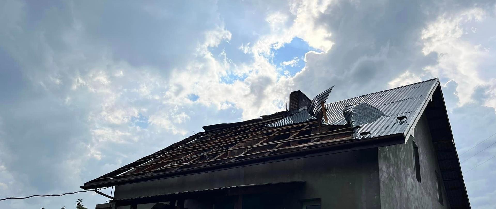Uszkodzony dach na budynku mieszklanym