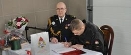 Na zdjęciu uroczystość pożegnania przechodzącego na emeryturę Komendanta Powiatowego st. bryg. Grzegorza Łydkowskiego. Ślubowanie dwóch strażaków.