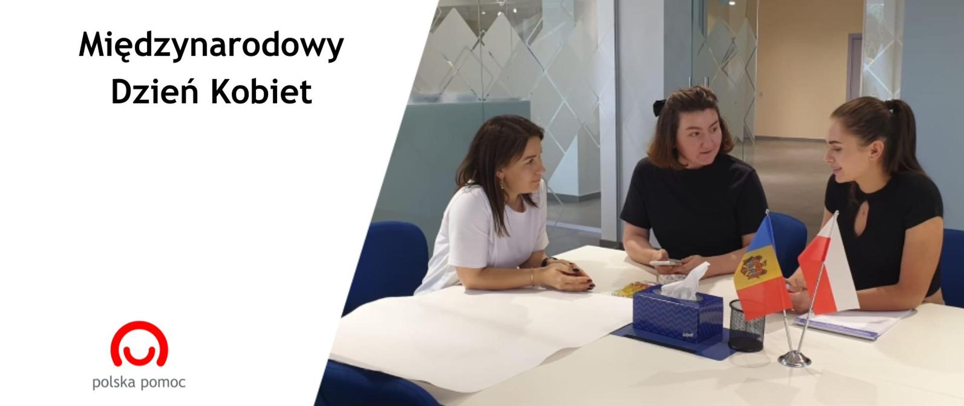 Grafika z napisem "Międzynarodowy Dzień Kobiet", logo Polskiej pomocy oraz zdjęciem kobiet siedzących przy stole. 