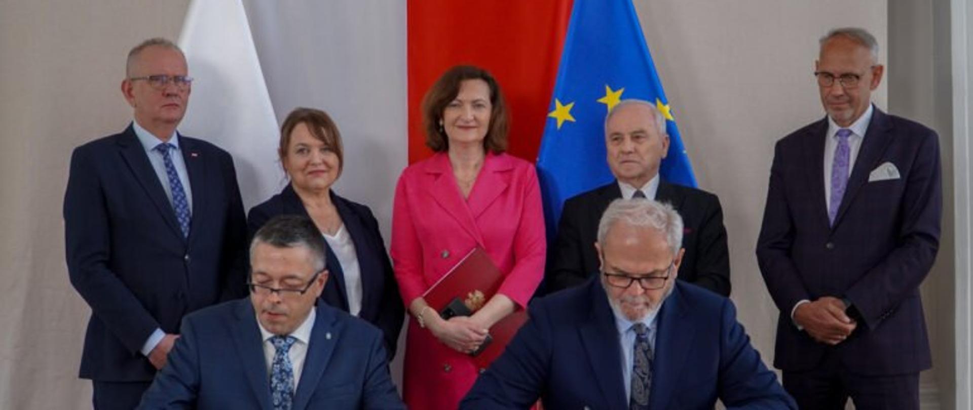 Wojewoda podkarpacki Ewa Leniart, parlamentarzyści i samorządowcy podczas podpisania umów w ramach programu "Zielony transport publiczny"