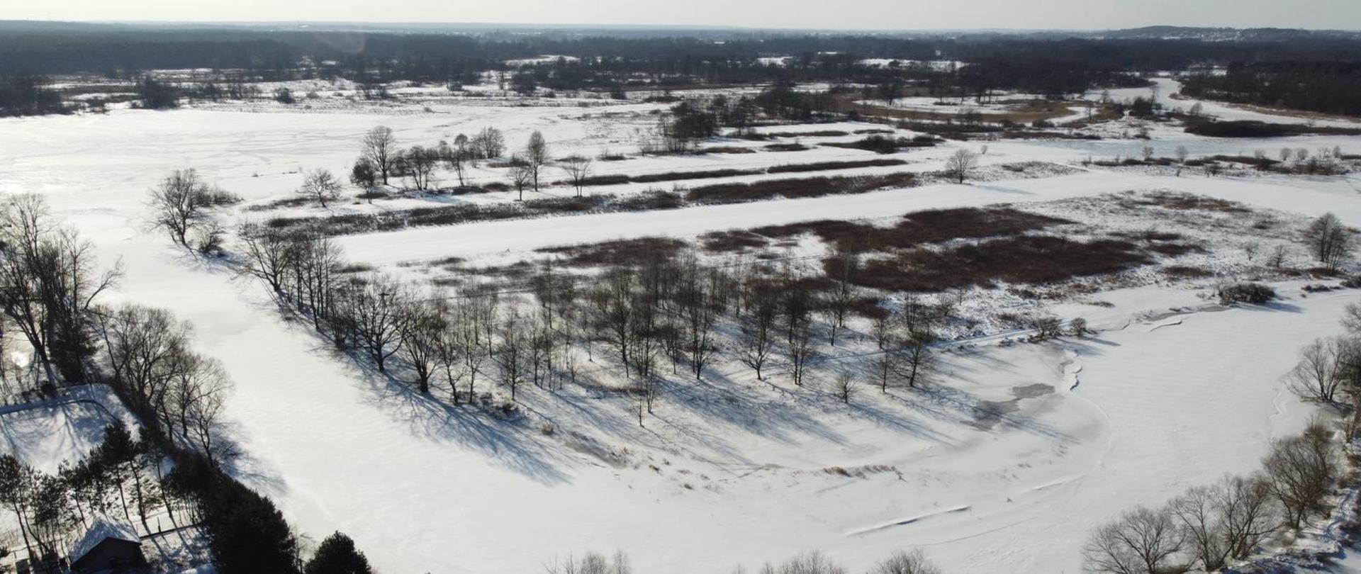 Strażacy z Komendy Miejskiej PSP w Kielcach rozpoznają zagrożenie powodziowe na rzece Pilicy 1