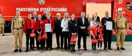 Pamiątkowe zdjęcie osób dorosłych z dziećmi.