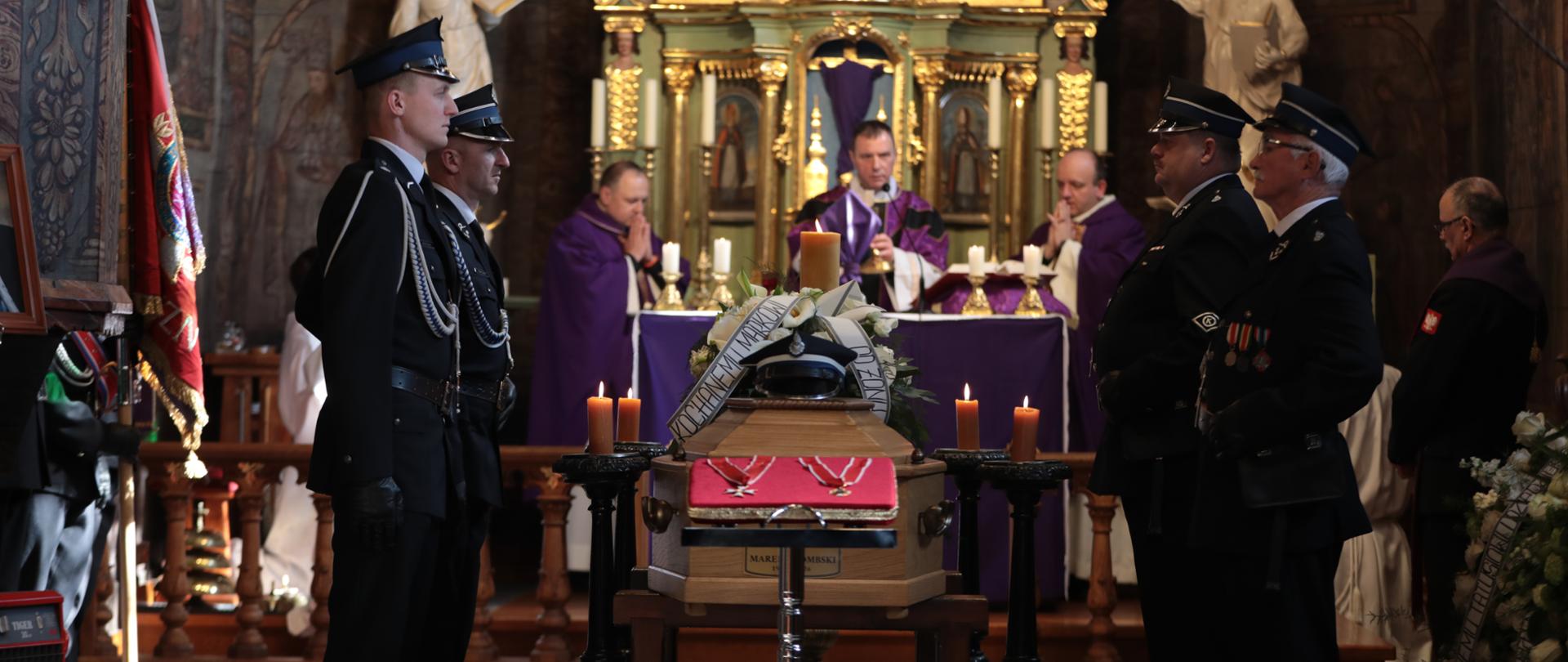 Warty honorowe w czasie mszy