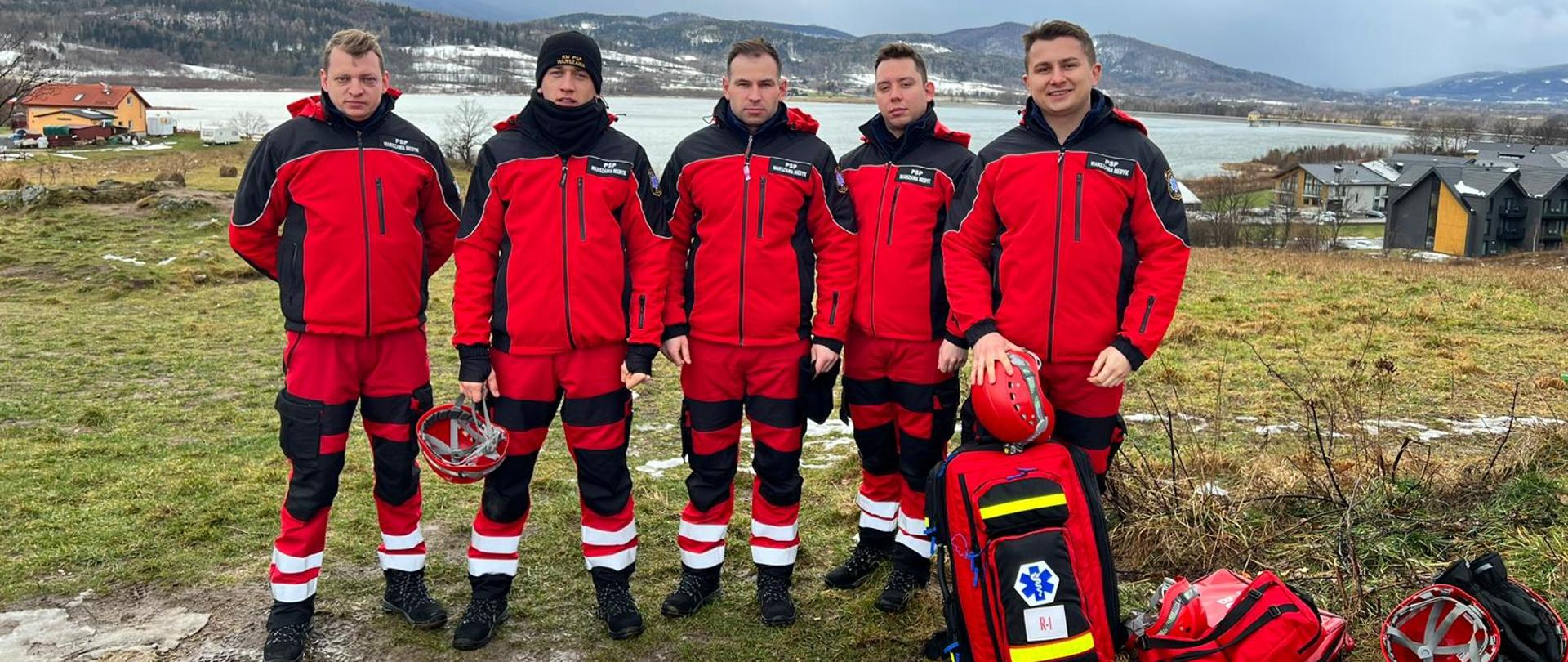 Na tle wody i gór w czerwonych ubraniach Specjalistyczna Sekcja Ratownictwa Medycznego „Warszawa Medyk"