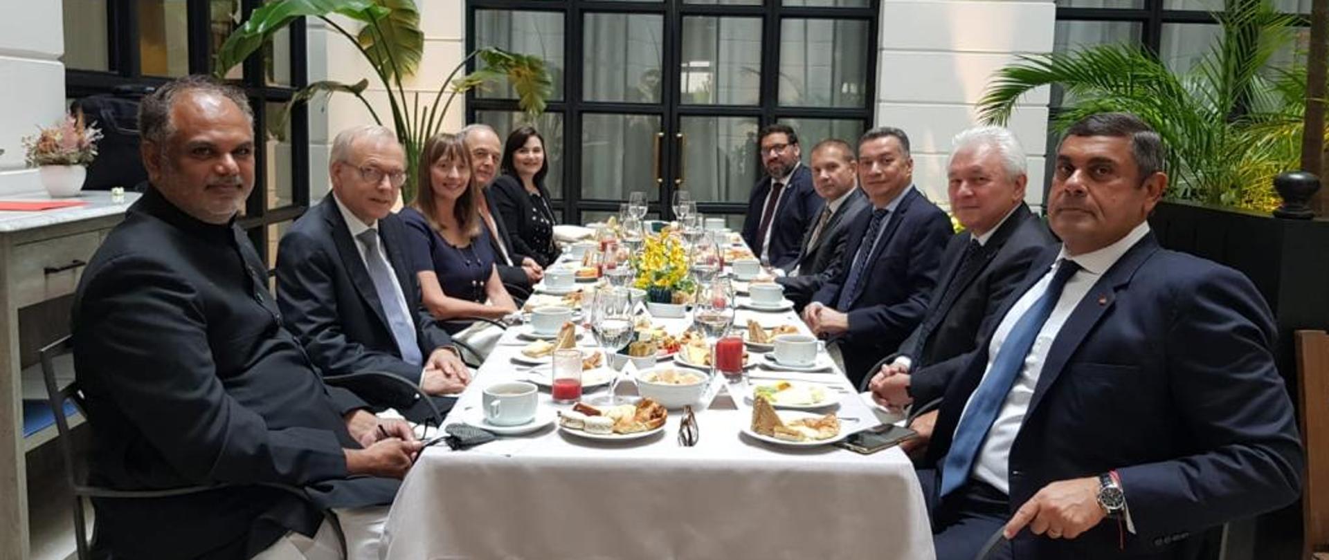 Embajadoras y embajadores en la mesa