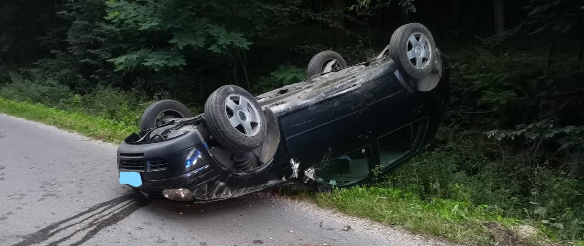 Samochód osobowy uczestniczący w wypadku.