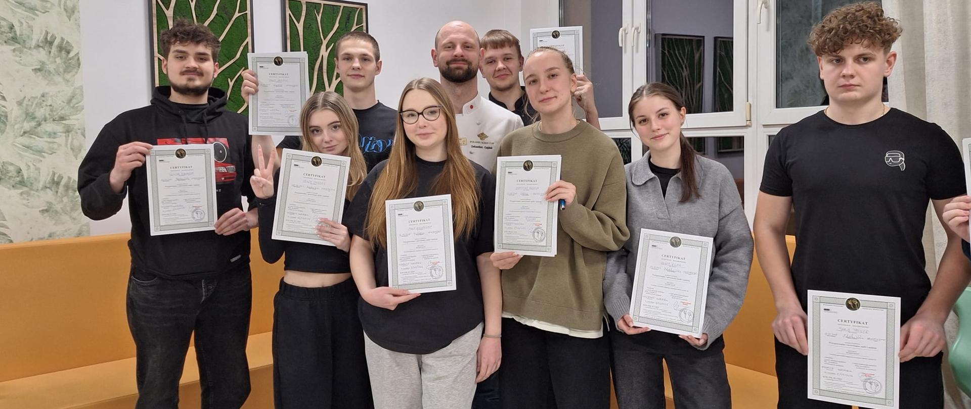 Uczestnicy szkolenia z certyfikatami