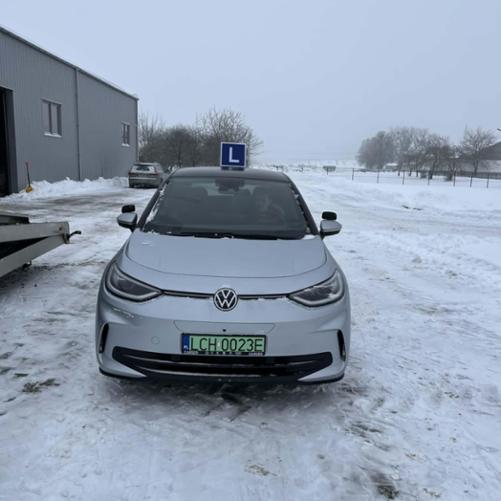 Elektryczny samochód Volkswagen ID.3 przeznaczony do nauki jazdy, na ośnieżonym placu
