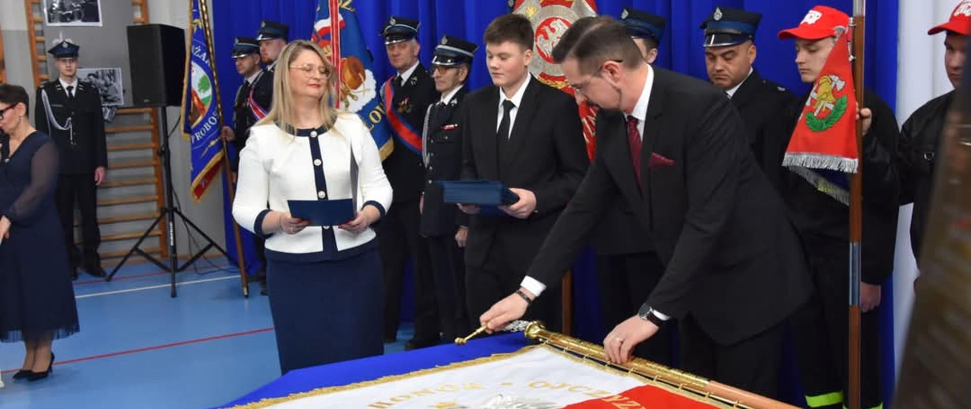 Uroczystości w szkole w Łęgu Probostwo 