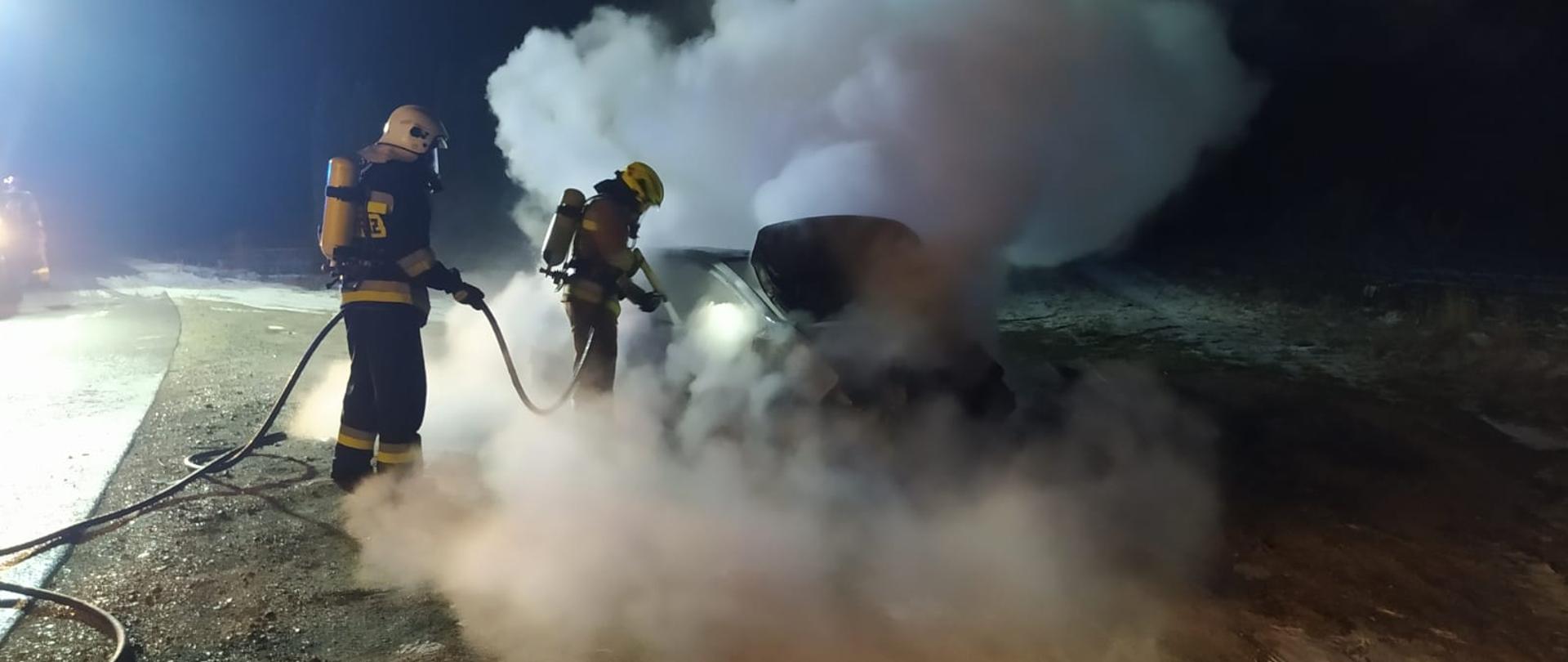 Na zdjęciu widać strażaków gaszących pożar 