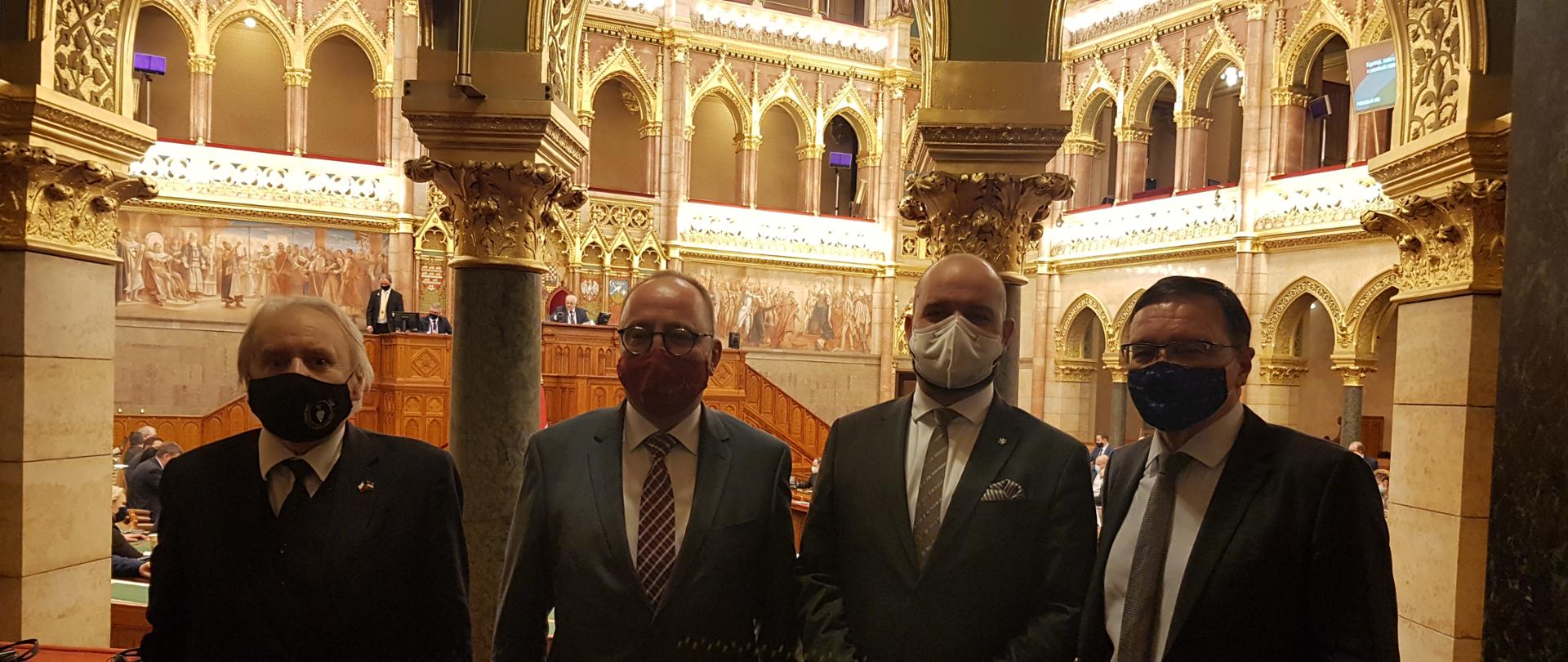 Ambasadorowie krajów wyszehradzkich z przewodniczącym parlamentarnej komisji ds. zagranicznych Zsoltem Némethem