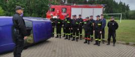 Przedstawiciel KM PSP w Łomży oraz strażacy z OSP KSRG Przytuły oraz Jedwabne podczas odprawy dotyczącej ćwiczeń