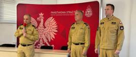 zastępca komendanta przemawia
