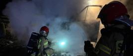 Zdjęcie przedstawia strażaków gaszących samochód dostawczy