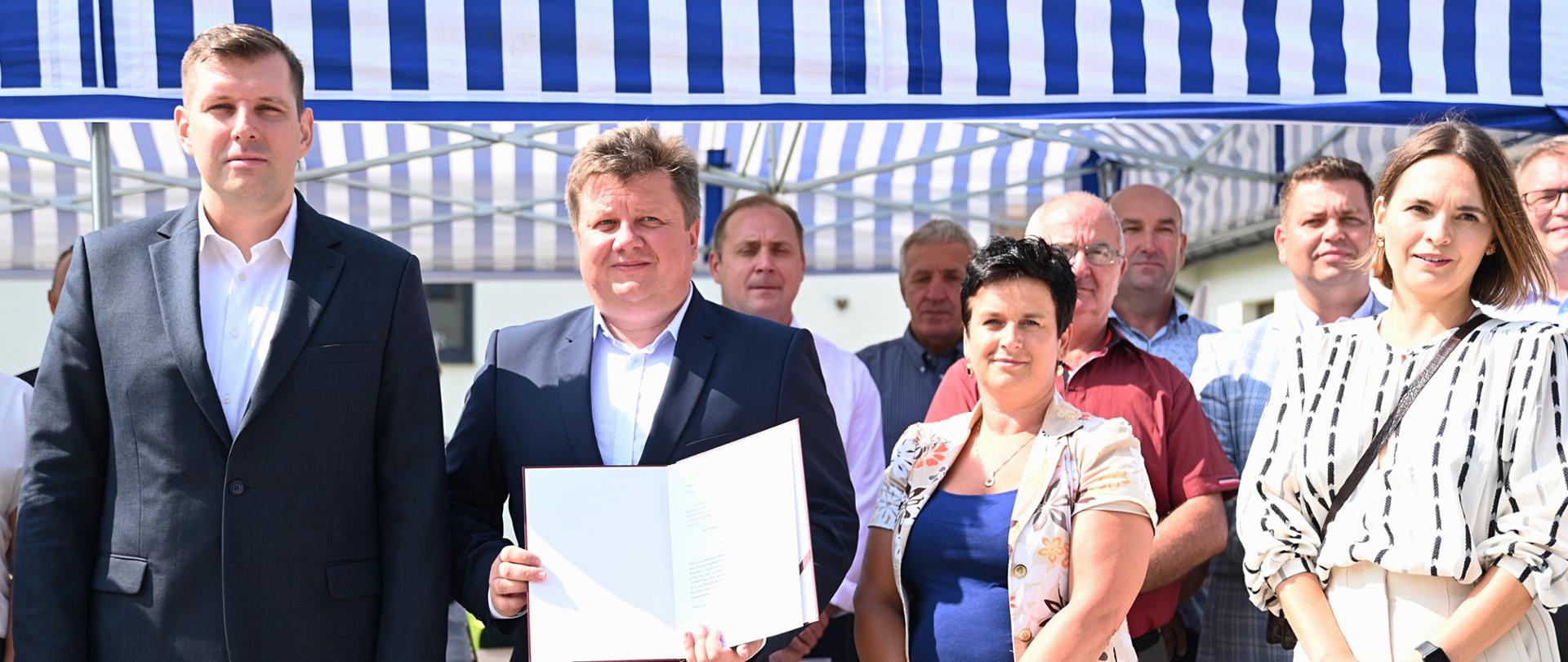 Wspólne zdjęcie wojewody łódzkiego i innych osób biorących udział w wydarzeniu 