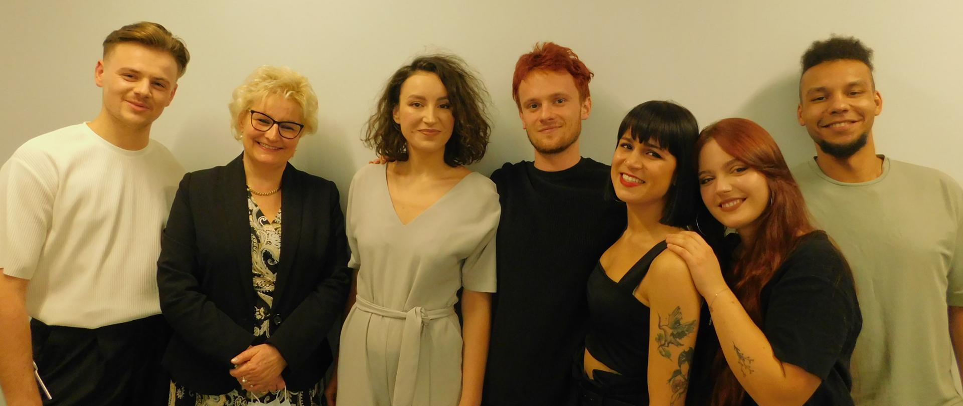 zdjęcie przedstawia na jasnym tle 7 osób: 4 kobiety i 3 mężczyzn. Jest to zespół 5/6 oraz dyrektor szkoły.