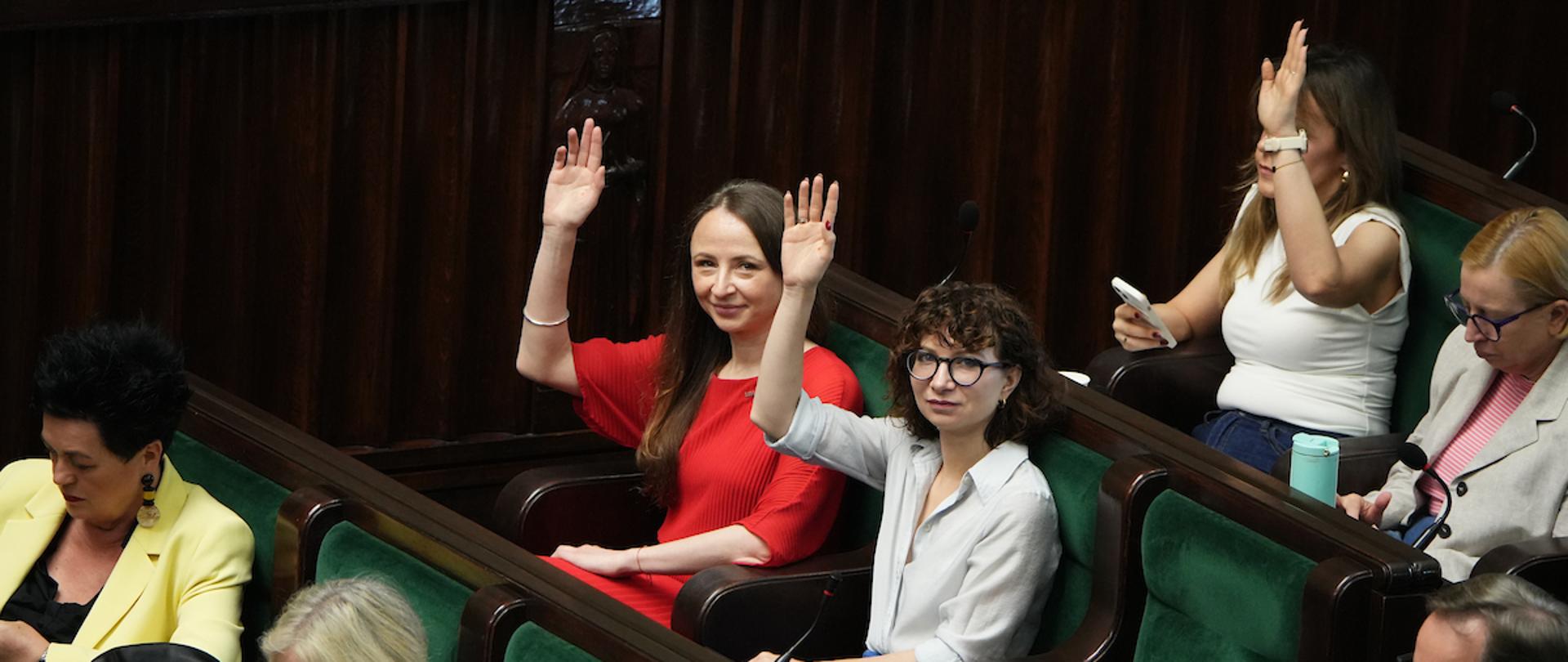 Na zdjęciu Ministra Agnieszka Dziemianowicz-Bąk podczas głosowania w Sejmie.