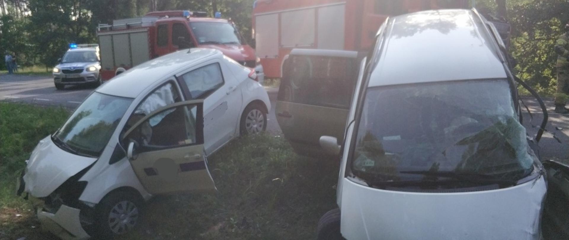 Na zdjęciu widok na dwa rozbite samochody osobowe.