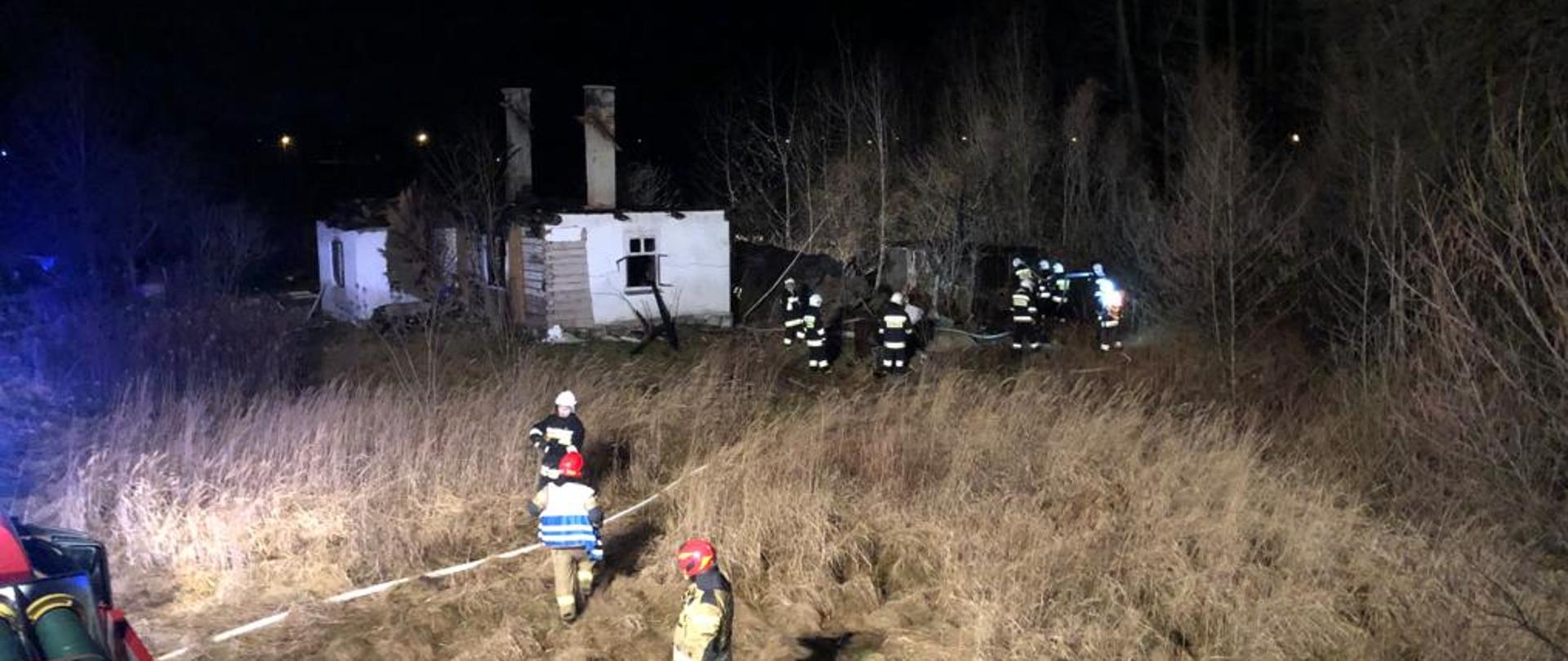 pożar budynku gospodarczego, widok z dachu pojazdu JRG- pożar ugaszony strażacy dogaszają zarzewia ognia