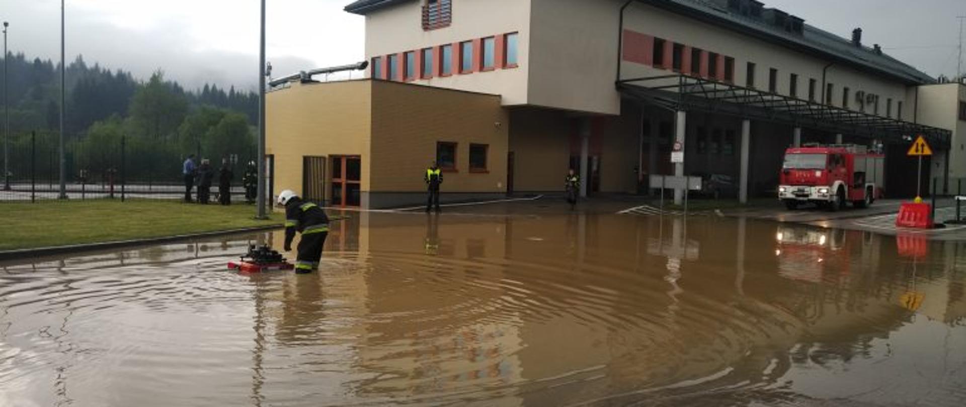 Podtopiony budynek na przejściu granicznym