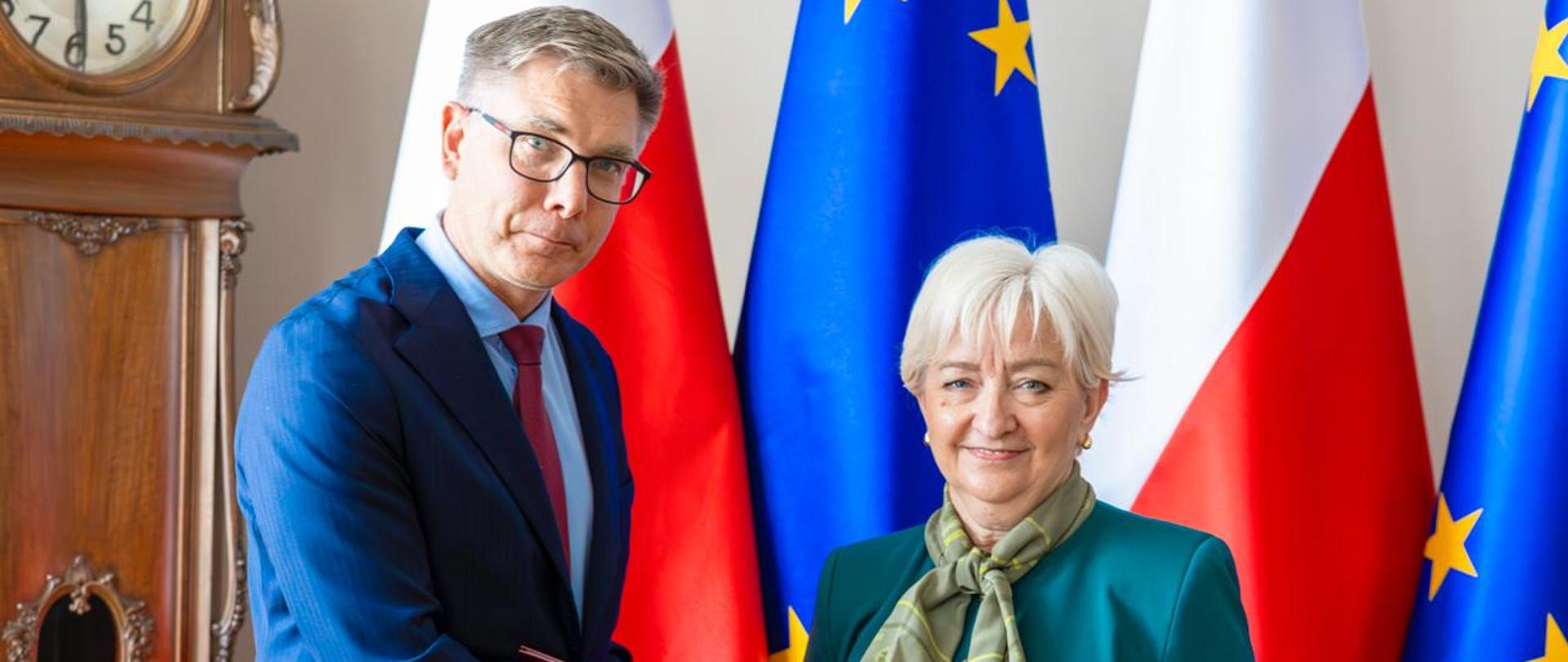 Dr n. med. Michał Spych odbiera z rąk wojewody łódzkiego Doroty Ryl powołanie na konsultanta wojewódzkiego w dziedzinie radioterapii onkologicznej 