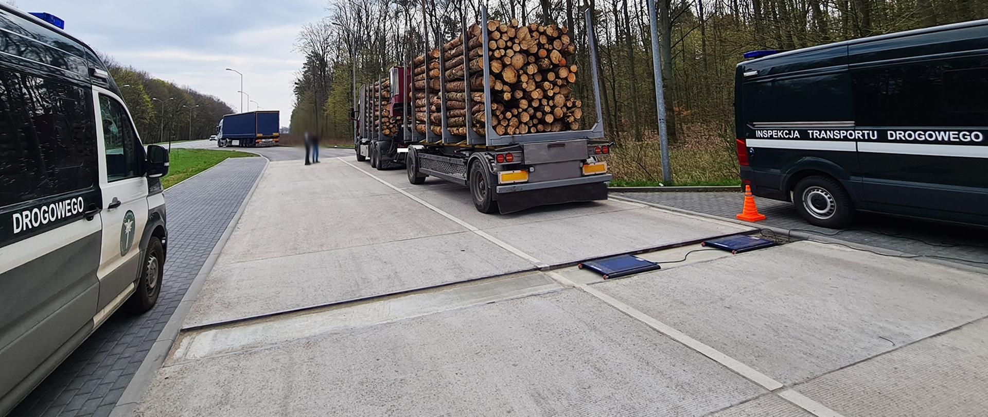 Kontrola tonażu pojazdu ciężarowego przewożącego drewno, zatrzymanego przez zachodniopomorskich inspektorów