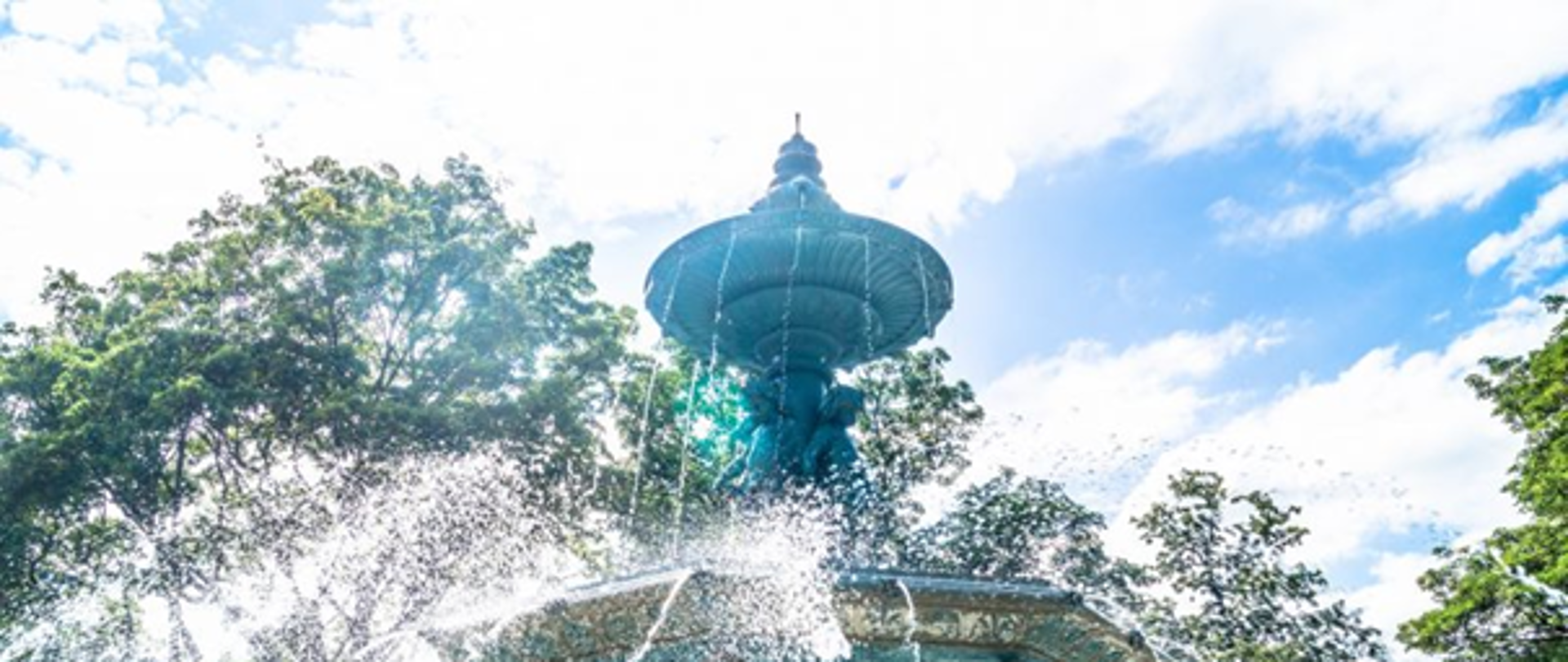 Fontanna na tle drzew